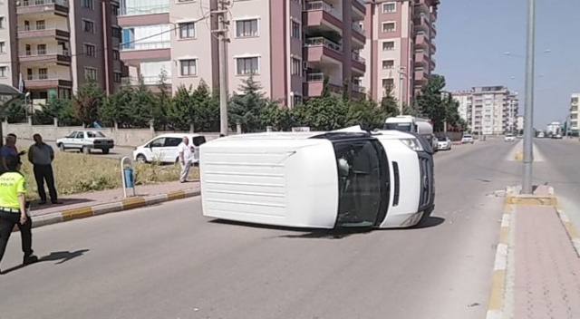Refüje çarpan minibüs takla attı