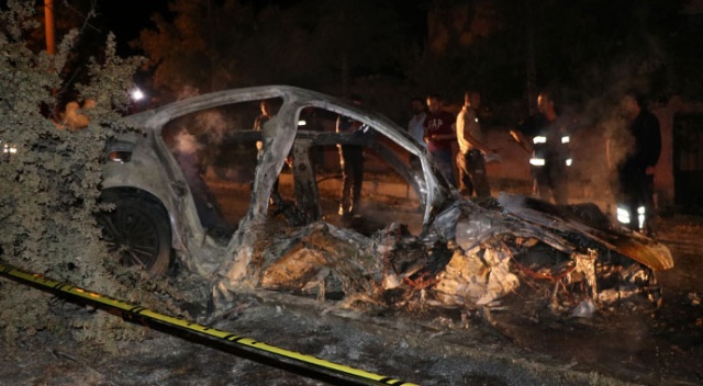 Refüje çarpan otomobil alev aldı: 2 ölü