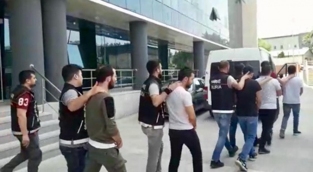 Satacak uyuşturucu bulamayınca kırmızı ve yeşil reçeteli ilaçları satarken yakalandılar