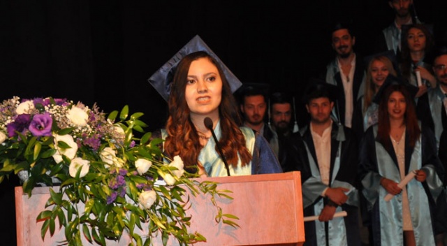 Şehit kızından mezuniyet töreninde duygulandıran konuşma Şehit kızından mezuniyet töreninde duygulandıran konuşma