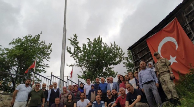 Şehit mezarlığına 15 metre yüksekliğinde Türk bayrağı Şehit mezarlığına 15 metre yüksekliğinde Türk bayrağı