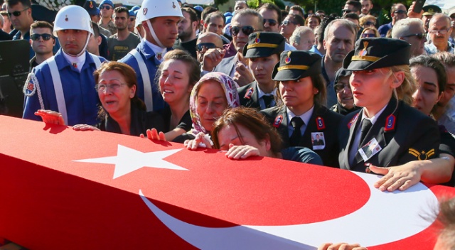 Şehit teğmen son yolculuğuna uğurlandı Şehit teğmen son yolculuğuna uğurlandı