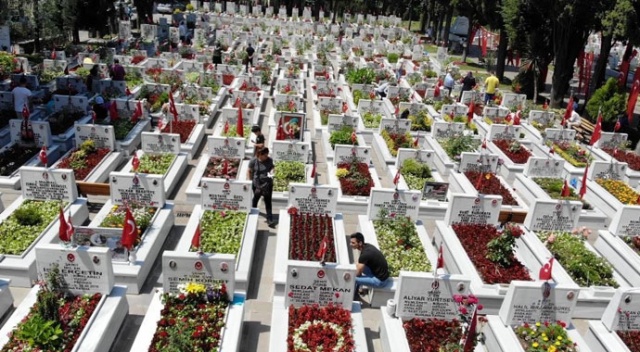 Şehitlikte hüzünlü bayram