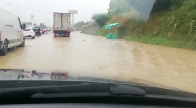 D100 sel sularına teslim oldu, yol trafiğe kapandı