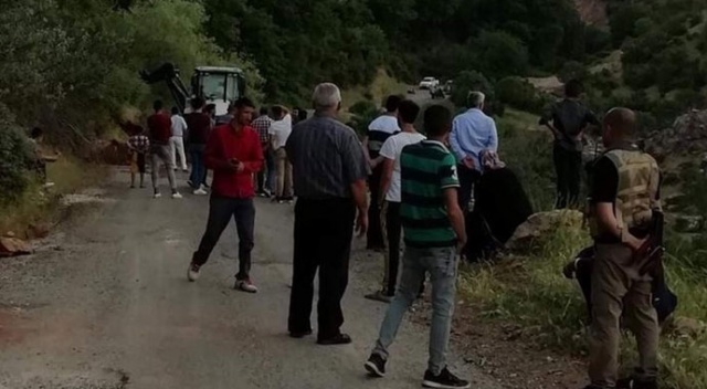 Siirt'te köy yolunda heyelan! Araçlar mahsur kaldı
