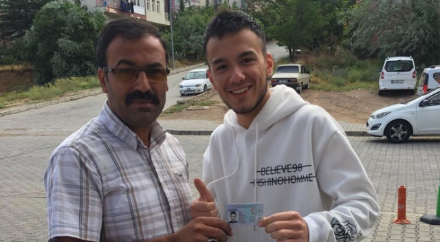 Sınava girecekti kimliği otomobilin camına sıkıştı Sınava girecekti kimliği otomobilin camına sıkıştı