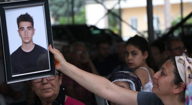 Siyanür içerek intihar eden üniversiteli gencin ailesinden acı feryat: 'Yasaklansın' Siyanür içerek intihar eden üniversiteli gencin ailesinden acı feryat: 'Yasaklansın'