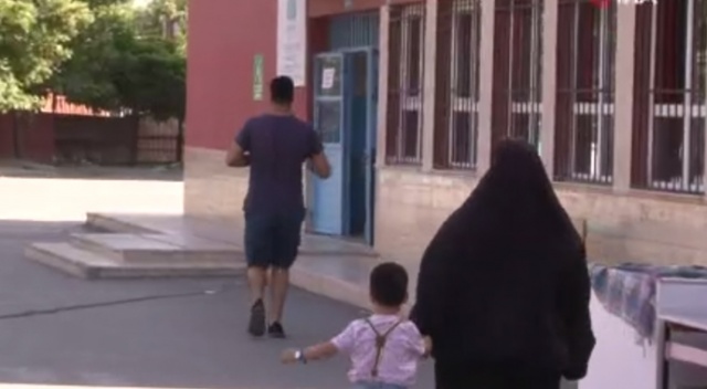 Son dakikada oy kullanmak için koşarak geldiler