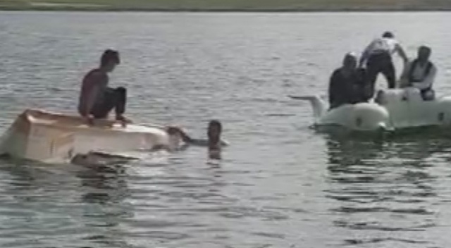 Su bisikleti alabora oldu, dakikalarca kurtarılmayı bekledi