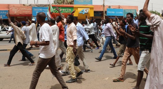 Sudan'da binlerce eylemci sivil yönetim talebiyle sokaklara indi Sudan'da binlerce eylemci sivil yönetim talebiyle sokaklara indi