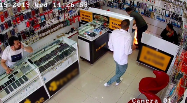 Tamir ettiği cep telefonunun bataryası elinde patladı