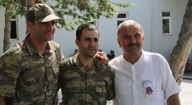 Tolgay Arslan ve Musa Çağıran'ın teskere sevinci Tolgay Arslan ve Musa Çağıran'ın teskere sevinci