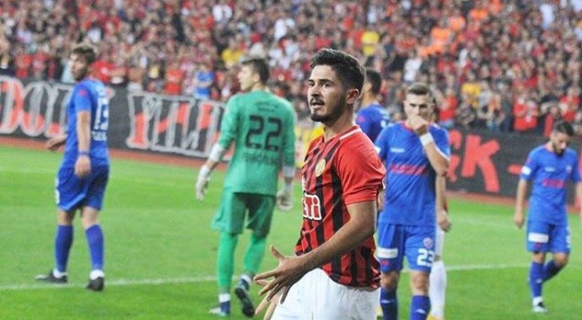 Trabzonspor ile anlaşan Fıratcan Üzüm, Eskişehirspor ile vedalaştı Trabzonspor ile anlaşan Fıratcan Üzüm, Eskişehirspor ile vedalaştı