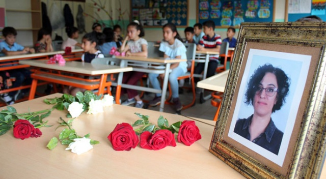 Trafik kazasında ölen öğretmenin sınıfında duygu yüklü karne töreni