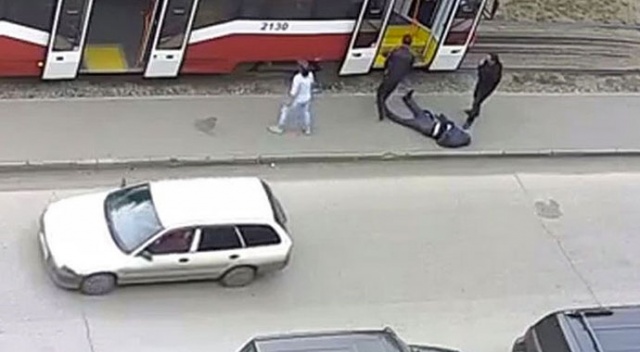 Tramvay'da felç geçiren adamı sokağa bırakıp yollarına devam ettiler Tramvay'da felç geçiren adamı sokağa bırakıp yollarına devam ettiler