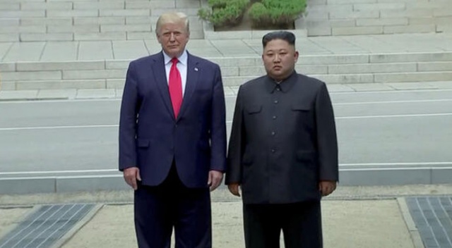 Trump ve Kim silahsızlandırılmış bölgede kritik görüşme Trump ve Kim silahsızlandırılmış bölgede kritik görüşme