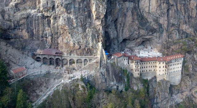 Turizmin gözdesi 'Sümela' ziyaretçilerini bekliyor