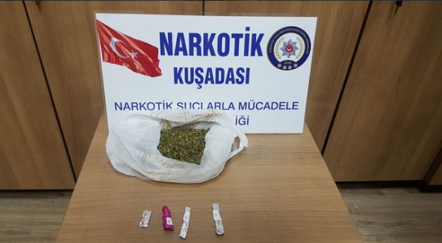 Uyuşturucuyu müzik seti ve gözlük kılıfına saklamış Uyuşturucuyu müzik seti ve gözlük kılıfına saklamış