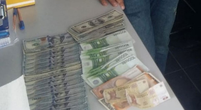 Yanlışlıkla çöpe atılan dövizleri jandarma buldu Yanlışlıkla çöpe atılan dövizleri jandarma buldu