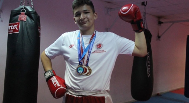 15 yaşındaki Kerem, kick boks ile hayata güldü