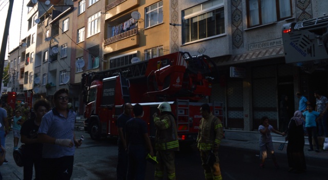 4 katlı binanın çatısında çıkan yangın hasara sebep oldu 4 katlı binanın çatısında çıkan yangın hasara sebep oldu