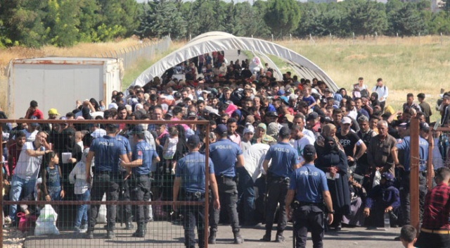 5 bin Suriyeli bayram için koşarak ülkelerine gitti