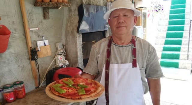 50 yıl İsveç’te çalıştı, emekli olunca köyüne gelip pizzacı dükkanı açtı