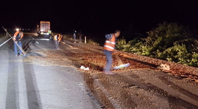 Amasya'da fındık yüklü tır devrildi: 2 yaralı Amasya'da fındık yüklü tır devrildi: 2 yaralı