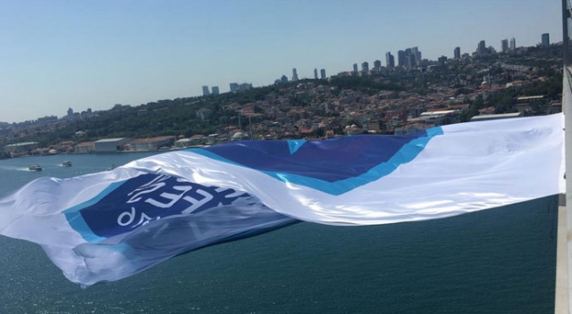 Anadolu Efes'in bayrağı köprüye asıldı Anadolu Efes'in bayrağı köprüye asıldı