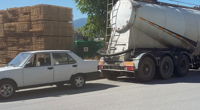 Annesinin elini bırakınca otomobil çarptı Annesinin elini bırakınca otomobil çarptı