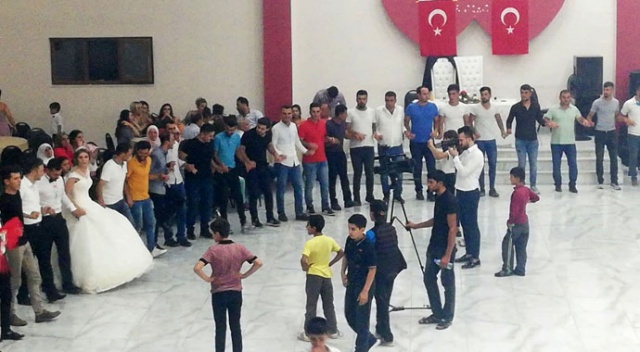 Antalyalı astsubay, Sasonlu aşiret kızıyla Kürtçe halaylar eşliğinde evlendi Antalyalı astsubay, Sasonlu aşiret kızıyla Kürtçe halaylar eşliğinde evlendi
