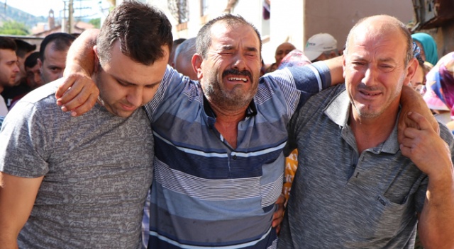 Arabada bırakılan ve yanarak can veren minik Melih'e en acı veda Arabada bırakılan ve yanarak can veren minik Melih'e en acı veda
