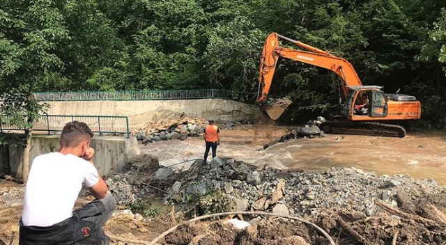 Araklı&#039;daki selde kaybolan 2 kişiyi arama çalışmaları sürüyor