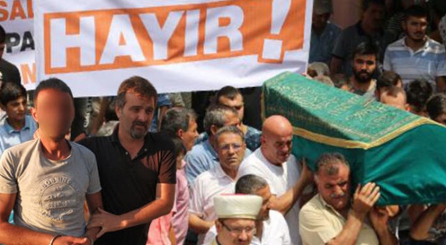 Arkadaşının cenazesine 'uyuşturucu kullanma' pankartıyla katılan şahıs uyuşturucuyla yakalandı Arkadaşının cenazesine 'uyuşturucu kullanma' pankartıyla katılan şahıs uyuşturucuyla yakalandı