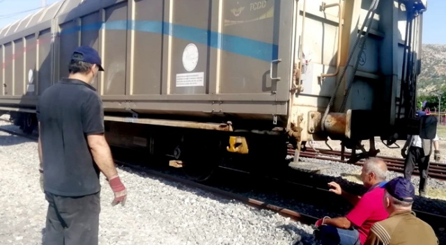 Askeri mühimmat taşıyan tren raydan çıktı Askeri mühimmat taşıyan tren raydan çıktı