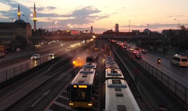 Avcılar&#039;da metrobüs yangını