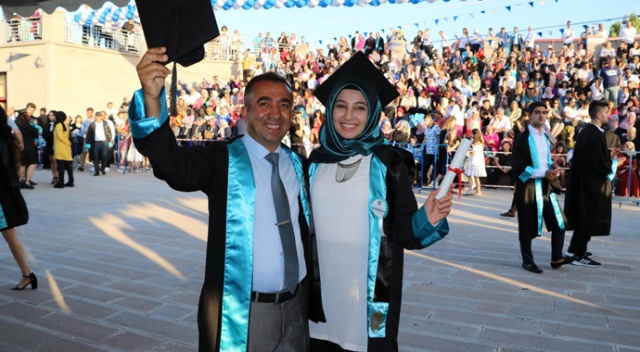 Baba kız aynı anda mezun oldu Baba kız aynı anda mezun oldu