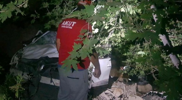 Balayı çiftinin otomobili uçuruma yuvarlandı