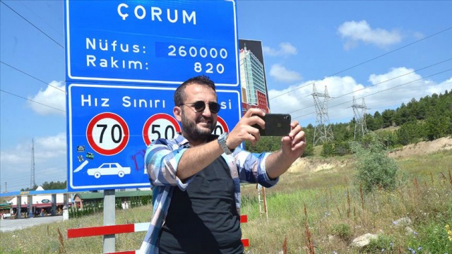 Barış Manço&#039;dan esinlenip 81 ilin tabelasıyla &#039;öz çekim&#039; yaptı