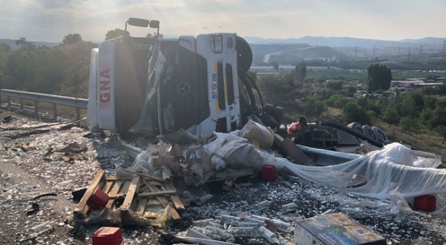 Başkent'te tır sürücüsü uyudu, aracı bariyerlere çarpıp ters döndü Başkent'te tır sürücüsü uyudu, aracı bariyerlere çarpıp ters döndü