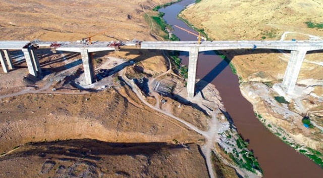Batman&#039;da inşa edilen Hasankeyf-2 Köprüsünde son 30 metreye gelindi