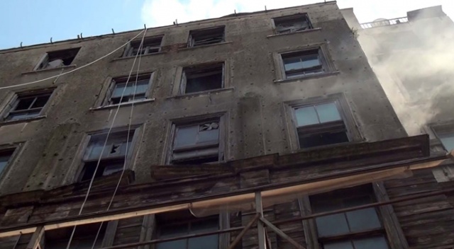 Beyoğlu’nda yanan binadan yere düşen cam parçaları paniğe neden oldu Beyoğlu’nda yanan binadan yere düşen cam parçaları paniğe neden oldu