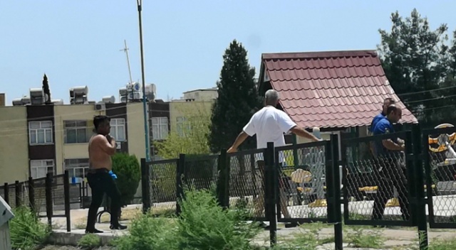 Boğazına bıçak dayayan genci polis ikna etti