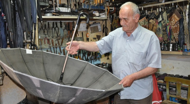 Bu meslek Türkiye'de sınırlı: Şemsiye tamirciliği