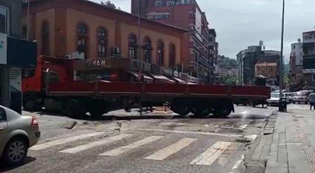 Caddeye çıkmak isteyen tır, trafiği birbirine kattı