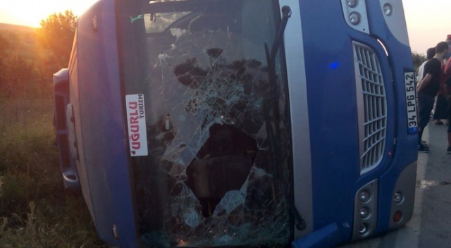Çatalca'da minibüs devrildi: 20 yaralı Çatalca'da minibüs devrildi: 20 yaralı