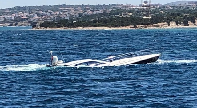 Çeşme'de kaza yapan lüks tekneye hayati operasyon: 5 kişi kurtarıldı Çeşme'de kaza yapan lüks tekneye hayati operasyon: 5 kişi kurtarıldı