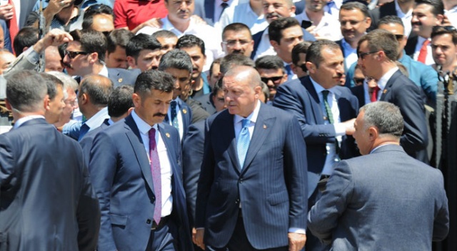 Cumhurbaşkanı Erdoğan’a cuma namazı çıkışında vatandaşlardan yoğun ilgi
