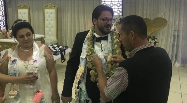 Damada takı yerine Sarımsak taktılar