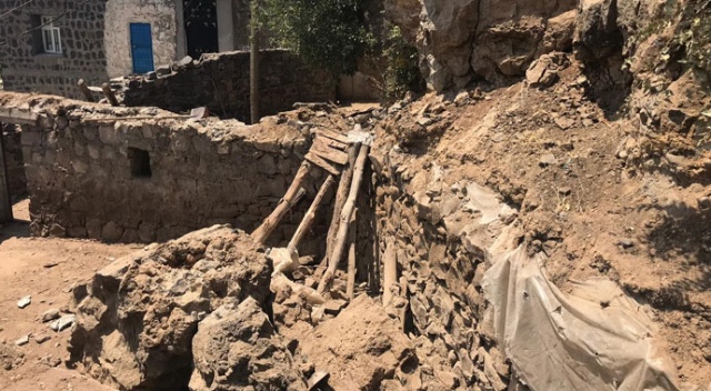 Dev kaya parçası evin üzerine düştü